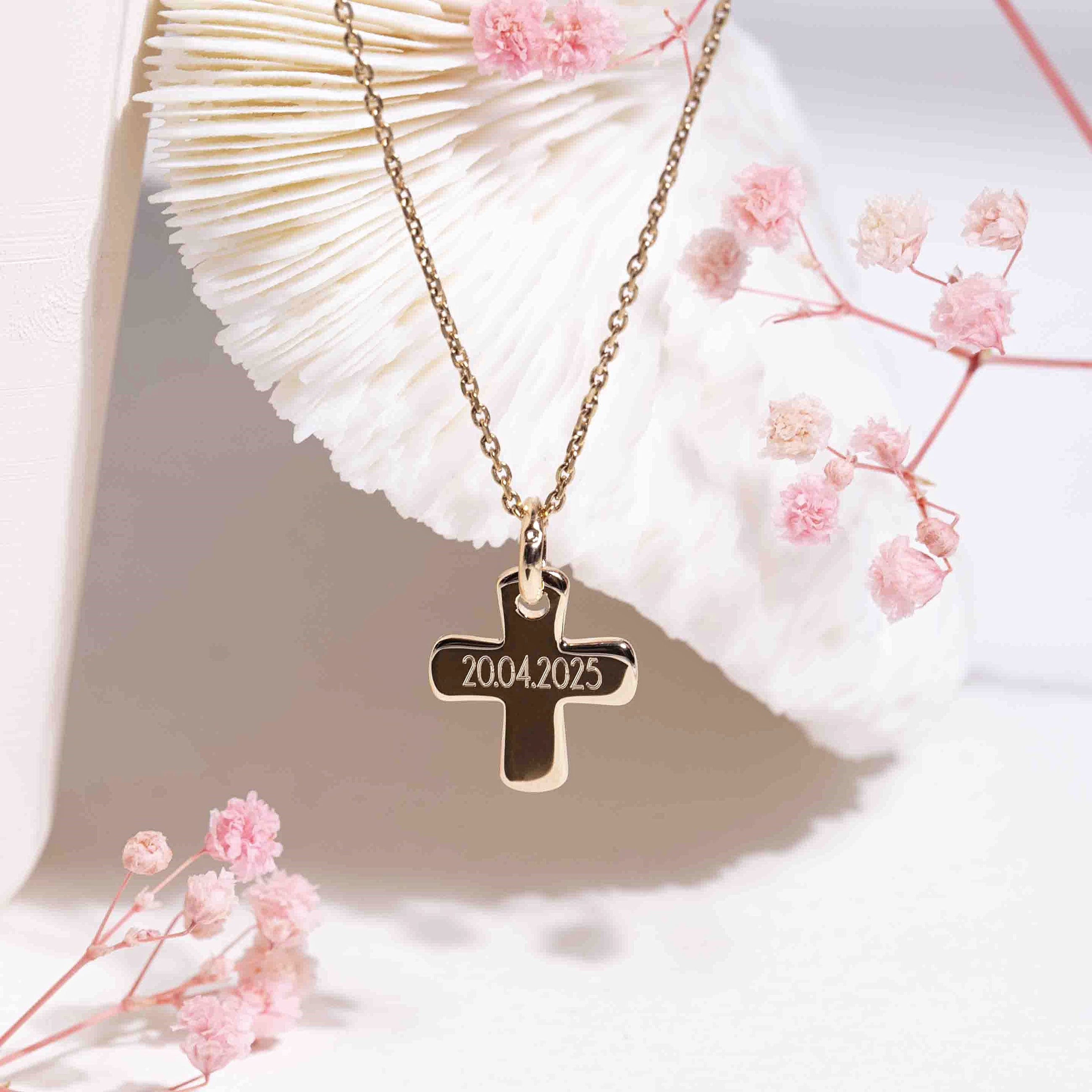 Verso croix de baptême avec date gravée au diamant en plaqué or