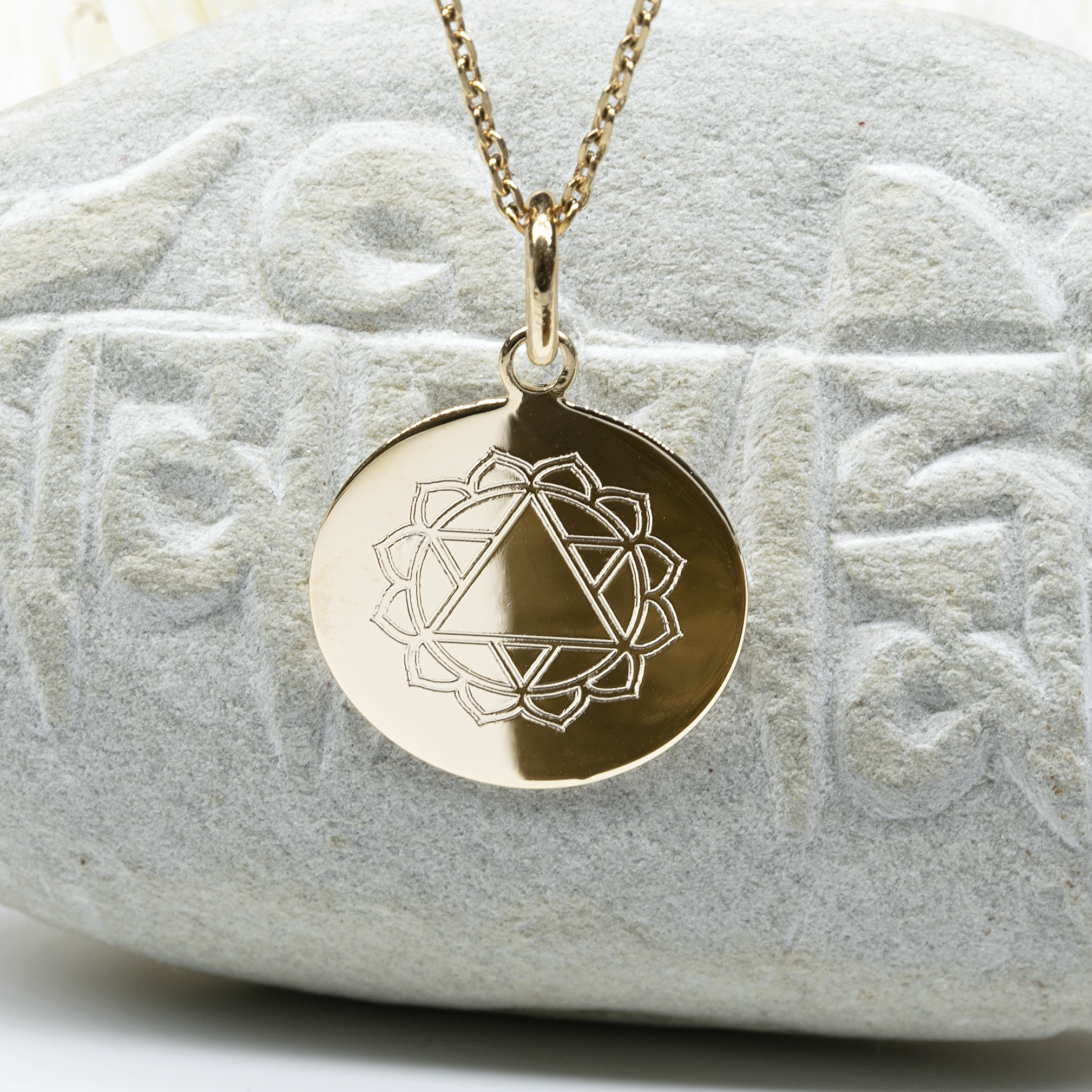 chakra du coeur Anahata ★ Médaille gravée ★ Bijoux DeepStones Lithothérapie