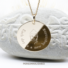 Médaille gravée 26 MM - EACH DAY IS A NEW BEGINNING - Personnalisable