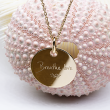 Médaille gravée 19 mm - BREATHE LOVE