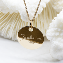 Médaille gravée 19 mm - BREATHE LOVE