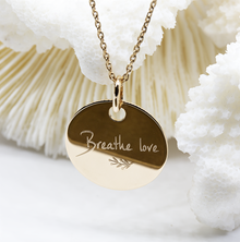 Médaille gravée 19 mm - BREATHE LOVE