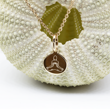 collier yoga plaqué or médaille gravée little yogi