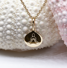 bijou yoga plaqué or médaille gravée little yogi 