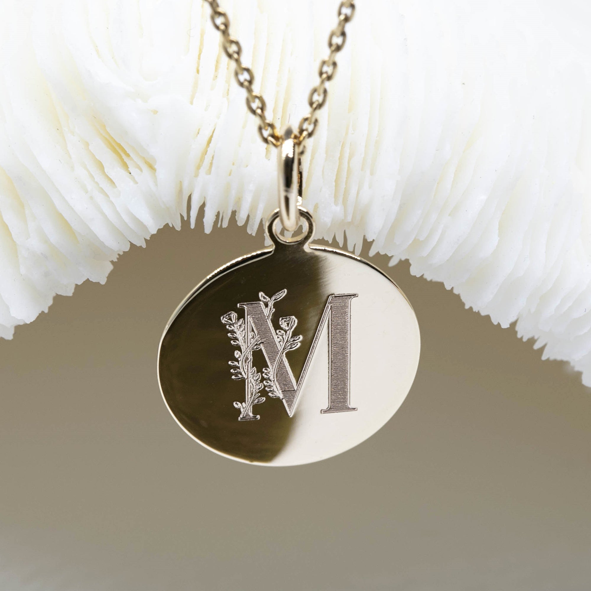 Médaille de baptême alphabet floral