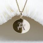Médaille de baptême personnalisée initiale avec lettre alphabet floral gravée