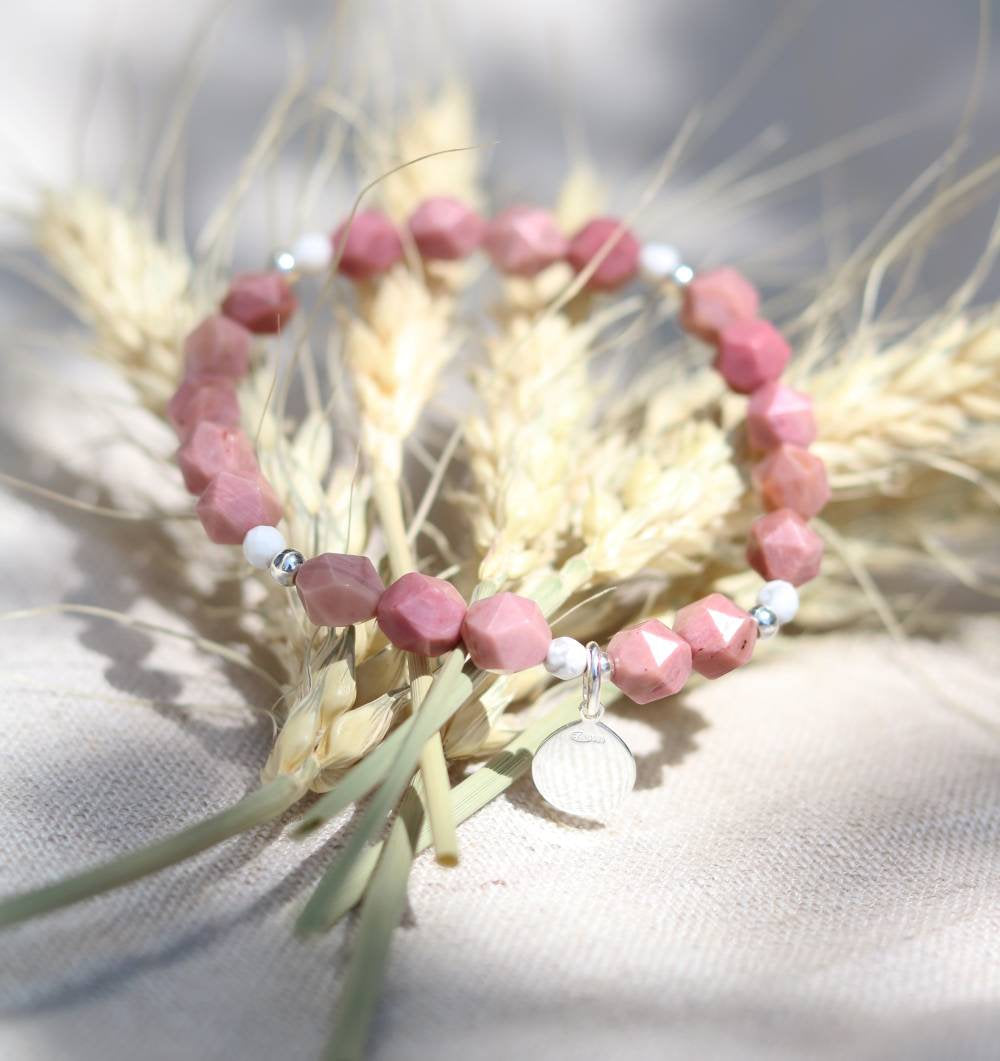 bracelet en rhodonite, pierre naturelle de la lithothérapie et charm en argent. Bijou fait main à l'atelier DeepStones - Occitanie