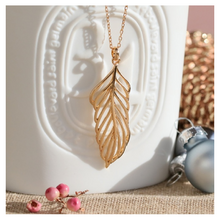pendentif plume plaqué or