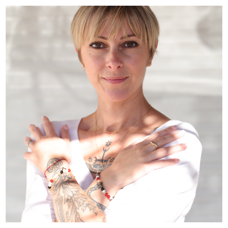 Hélène Huc  autrice Tarot de l'unité &  bijoux DeepStones Lithothérapie- Noces alchimiques 