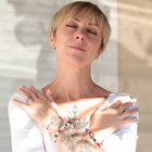 Hélène Huc  autrice Tarot de l'unité &  bijoux DeepStones Lithothérapie- Noces alchimiques 