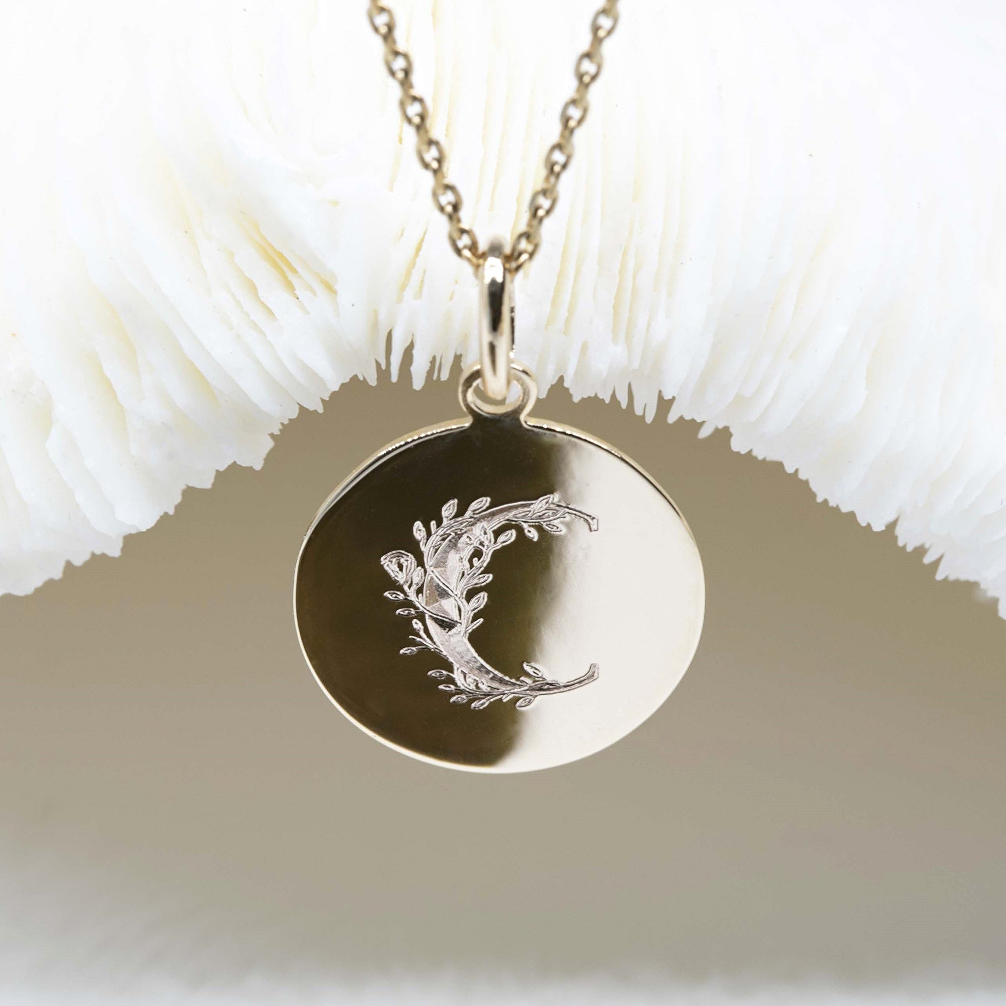 Médaille de baptême fille initiale alphabet floral