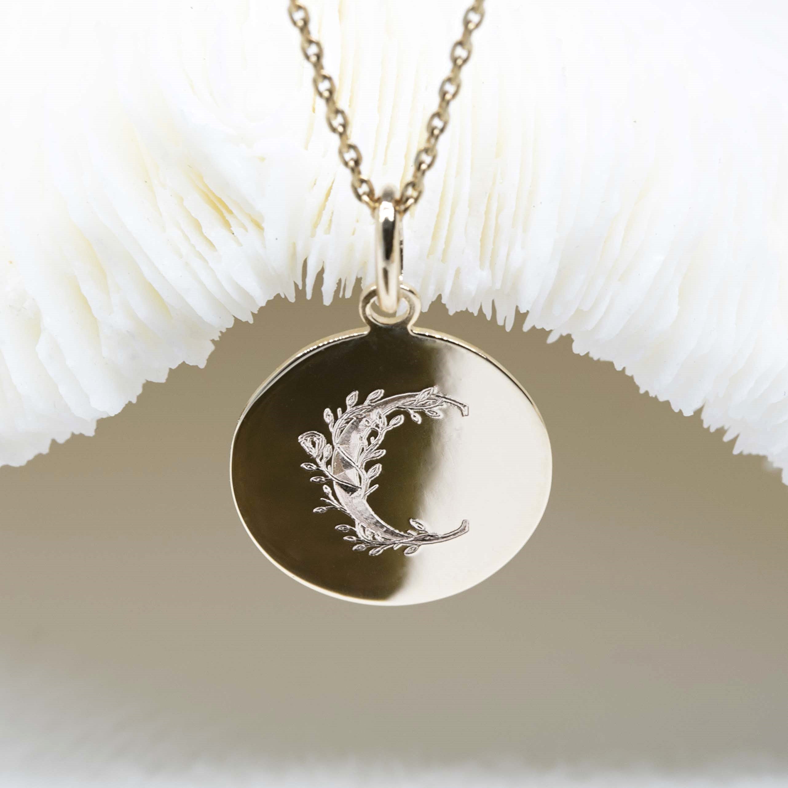 Médaille de baptême fille initiale alphabet floral