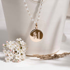 Médaille de baptême initiale personnalisée avec lettre alphabet floral gravée